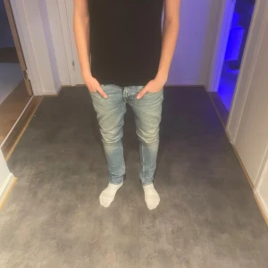 Tiger of sweden jeans 28/32 - Säljer mina feta tiger of sweden jeans nu🤩 Använda fåtal gånger, säljer för att jag inte använder dom särskilt mycket längre.