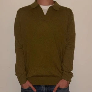 Massimo dutti tröja - Säljer en riktigt fet stickad massimo dutti pike. Riktigt mysig och skön och passar perfekt nu till hösten. Den är i storlek L men sitter som en M. Priset är inte hugget i sten.