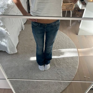 Lågmidjade bootcut jeans  - Sjukt snygga lågmidjade bootcut jeans från Mavi!! Älskar🥹🥹Midjemått: ca 34cm rakt över, innerbenslängd: ca 73cm
