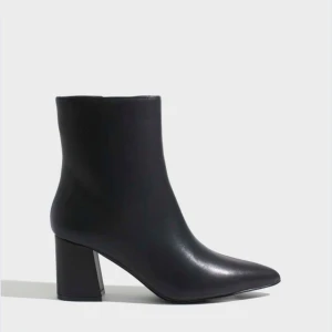 Klackskor  - Jättesnygga skor från Nelly, aldrig använda!! 10 cm klack s. 40 men de är små i storleken. Skriv vid ev frågor☺️  Köptes för 500kr