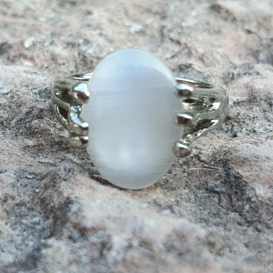 Ring med vit cateye st 17.5  - Ring med vit cateye st 17.5 ✨️✨️✨️Titta igenom alla mina upplagda och köp fler saker i bundle för att spara på frakten och få allt du köpt i ett och samma paket✨️✨️✨️
