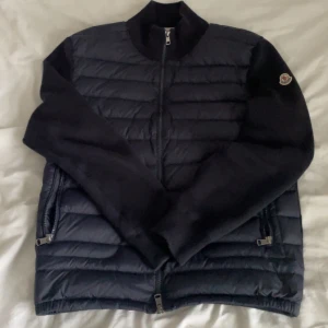 Moncler cardigan - Moncler cardigan. Missfärgad på armarna därför säljer jag den billigt.