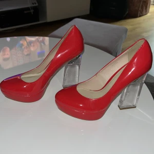 Klackskor  - Helt nya oanvända Buffalo klackskor väldig moderna och sköna.Säljer den pga av inköp av fel storlek 