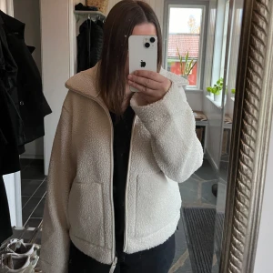 Teddyjacka  - Teddyjacka från h&m, helt slutsåld! Skriv för fler bilder, pris kan diskuteras 🩷storlek m men skulle säga rätt liten i storlek! Helt ny prislapp finns kvar