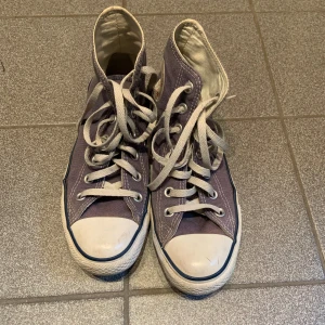 Lila/blå converse!! - Ett par lila blåisch converse som inte använts på senaste… De är i storlek 37 och i bra skick fastän de är använda!!