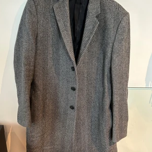 Kappa - Sjukt snygg rock i cashmere/ull från COS, knappt använd, grå - perfekt för hösten.  Originalpris: 2000kr