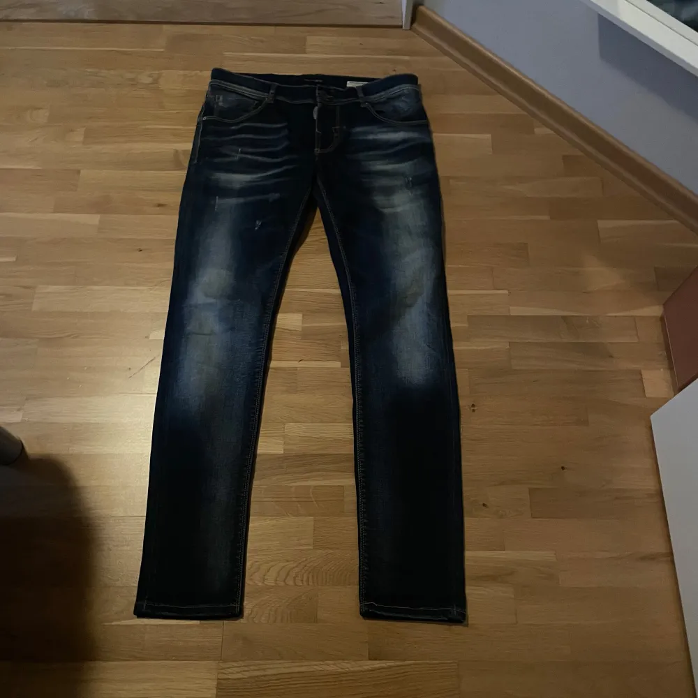 Säljer nu mina Antony Morato slim jeans i storlek 32. Skick 10/10, använda 1 gång men passade tyvärr inte. DM för frågor osv.🙌💰. Jeans & Byxor.