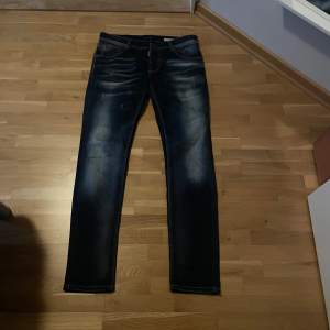 Säljer nu mina Antony Morato slim jeans i storlek 32. Skick 10/10, använda 1 gång men passade tyvärr inte. DM för frågor osv.🙌💰