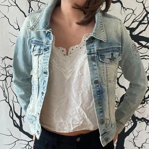 Odd-Molly jeansjacka  - Supersnygg Odd-Molly jeansjacka med coola mönster och sömmar. Säljer pga att den inte kommer till användning då jag tycker den är något liten för mig. Strl 1 vilket motsvarar strl S. Nypris ca 3500kr 