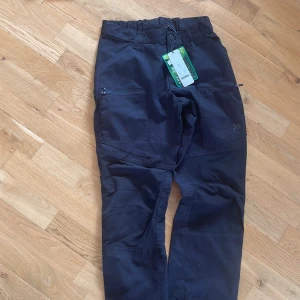 Överdragsbyxor  - Helt nya överdragsbyxor från 157 Strl S Nypris 400, säljer för 100kr :)