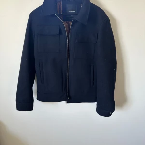 Höst kappa  - En super snygg kappa från Jack and Jones perfekt till hösten. Kappan är aldrig använd och är därmed i nyskick utan defekter. 
