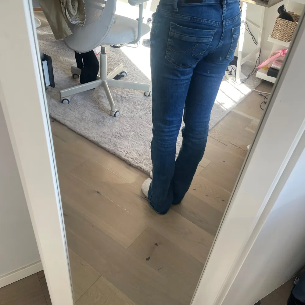 Säljer ett par klassiska blå jeans i bootcut. De är lågmidjade och har en snygg, enkel design som passar perfekt till vardags. Jeansen är i bra skick och har en tidlös stil. Ltb jeans. Jeans & Byxor.