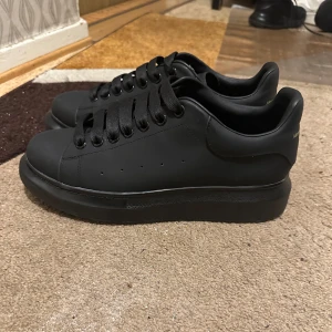 Alexander Mcqueen skor - Helt nya fläckfria Alexander mcqueens som jag endast använt ett fåtal gånger.😃