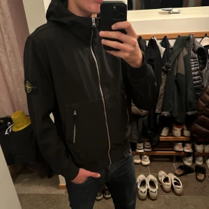 Stone island light soft Shell jacket - Stone island jacka i grymt skick. Jackan är i storlek M och köptes ny för 4500kr. 
