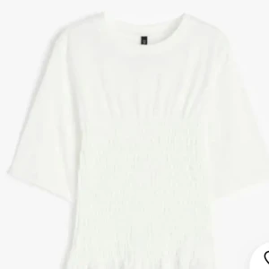 Smockad topp från HM❤️ - Intressekoll på denna smockade topp från Hm❤️ Om du är intresserad skriv vad du skulle kunna köpa den för❤️ Toppen är vit i storlek Xs❤️ (Bilden är lånad från en annan annons på Plick)❤️