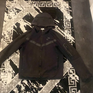 Nike tech - Hej säljer denna för den kommer inte till användning längre köpt för 800kr pris kan diskuteras via snabb affär, använd några månader skick 8/10 inga skador på den.