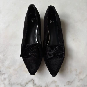 Ballerina skor - Säljer ett par väldigt fint använda ballerinaskor med liten klack. Perfekta för jul/nyår. Små i storleken, passar best en 39.