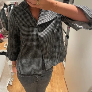 Trekvartsärmad kappa - Asnajs till hösten, knappt använd, finns ett band man kan ha i midjan också!! Skulle säga att den passar S