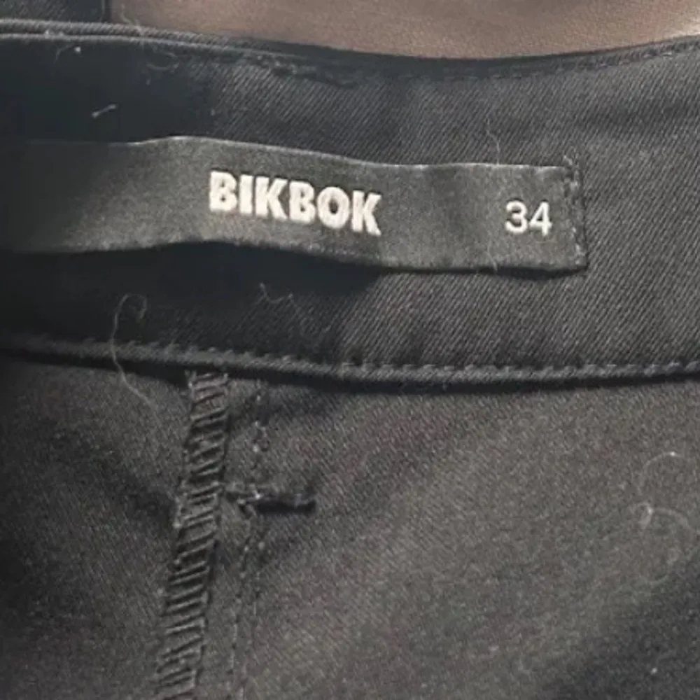 dom är midwaist från bikbok storlek 34. Jeans & Byxor.