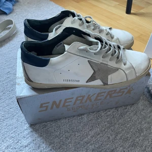 Golden goose  - Golden goose skor. Storlek 46 men sitter mer som 45. Lagom slitna med hål i gummit vid hälen. Går nog att limma tillbaka biten. Annars lite små repor här och där men skorna ska se slitna ut så det är nog inget man tänker på