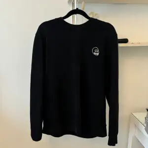 Säljer denna coola sweatshirt!! Jätte skön och bra material, även jättesällan använd så den är i mycket bra skick!! Hör av dig vid frågor eller bilder💓