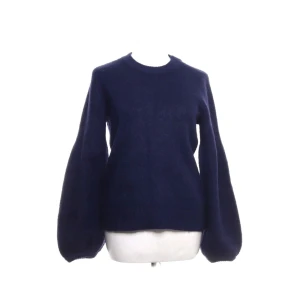 Perfekta tröjan  - Så snygg tröja köpt på sellpy (va i superbra skick) och har aldrig använts av mig😍😍 Den är lila blå i färgen ( mer lila)  å har stora ärmar som är såå mysigt