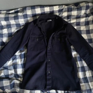 Overshirt  - Säljer denna feta overshirten i färgen navy blue🎉 Storleken är S och köptes för ungefär 3 månader sen, nypris 900kr⭐️ Perfekt plagg nu till hösten🍁