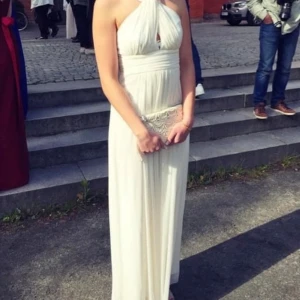 Balklänning - Kollar intresset för min fina balklänning. Så tidlös och snygg, vore kul om någon annan skulle få användning för den. Kan användas vid flera tillställningar då den är så ”enkel” men vacker. Har använts två gånger. Nytvättad, kommer i fodral. 