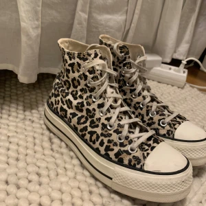 Leopard Converse - Ett par super fina Converse! Säljer pgd av att dom inte kommer tills nvönding! Fint sick! 