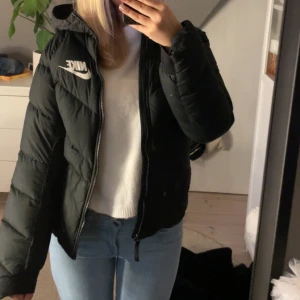 Vinterjacka - Superskön varm vinterjacka från Nike som tyvärr inte kommer till användning längre (sitter bra på mig som vanligtvis har storlek S och är 170)🩷pris går att diskutera!🩷