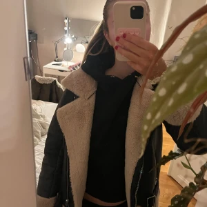 Läderjacka  - Säljer nu min läderjacka från hm. Den är i mycket bra skick utöver ett litet hål i vänster ficka. Pris kan diskuteras💕💞💓💗