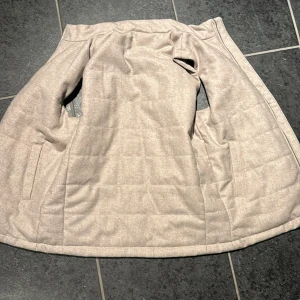 John Henric väst - Säljer en snygg, i princip oanvänd väst från John Henric Nypris 1300 