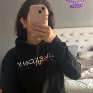 Givenchy hoodie - Säljer denna hoodie så jag tycker inte om hur den sitter. Har ingen aning om varan är äkta eller inte. Den är i storlek XS skulle jag tippa på💕