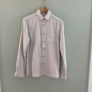 Beige skjorta från Esprit - Säljer en stilren beige skjorta från Esprit i storlek M. Skjortan är långärmad och har en klassisk krage med knappar hela vägen ner. Den är gjord i ett mjukt bomullsmaterial och har en bröstficka. Perfekt för både vardag och fest! 🕺