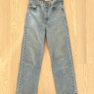 Levis Ribcage straight  - Levis Ribcage Straight i storlek 27, längd 29. Mycket bra skick. 