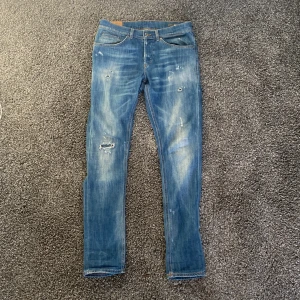 Dondup george jeans - Dondup jeans | inga defekter | skick 9,5/10 | modell 178, väger 64 | Har normalt 30/30 | skickad inom 12 h📦 | pris diskuterbart vid smidig affär |