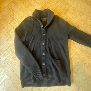 Cardigan tröja  - Cardigan/kofta| Tröjan är i 100% lammull och är helt perfekt nu för vintern| Grymt skick inga defekter över huvud taget! Pris är diskuterbart| fraktas spårbart via PostNord|Svarar gärna på era frågor// p.closet✝️