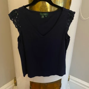 Ralph Lauren tröja - Super snygg T-shirt från Ralph Lauren som passar till allt🩷 storlek m men passar mig som har s!!