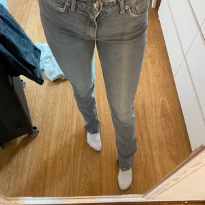 Zara jeans  - Säljer ett par snygga grå jeansbyxor i mycket bra skick. De är tighta och har en klassisk femficksdesign med dragkedja och knapp framtill. Perfekta för både vardag och fest! 🖤