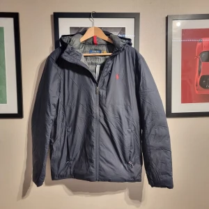 Ralph lauren vinterjacka - Säljer nu denna jättesköna superfina ralph lauren dunjacka i strl. S. Modellen är 183 och väger ca 67 Det är en dunjacka men ser ut som en "vanlig" jacka. Den är även vattenavvisande. Vid frågor eller fler bilder är det bara att skriva //Kba_Closet 