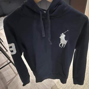 Säljer en snygg polo ralph hoodie, har inte använt den så mycket då den är för liten för mig. Skriv om du har några frågor.