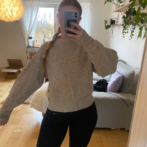 Beige stickad tröja - Mysig beige stickad tröja i bra skick. Perfekt för kyliga höst- och vinterdagar. 💕