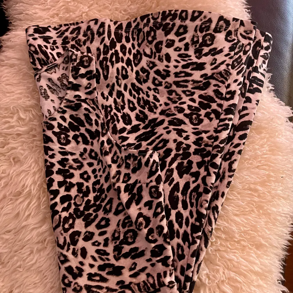 Säljer en supercool leopardmönstrad klänning i mycket bra skick. Den är ärmlös och har en normal passform som passar perfekt för både fest och vardag. Materialet känns mjukt och bekvämt, perfekt för att sticka ut i mängden!. Mekot.