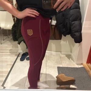 Ridbyxor från Maya Delorez  - Säljer ett par ridbyxor från Maya Delorez i topp skick,använda ett få tal gånger och säljer på grund av att jag har slutat rida.säljer för 600kr  ordinarie pis 800kr