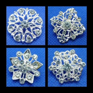 Små söta kristall broscher  - Köp 1 Brosch för 25÷ 3 st för 65÷ och 5 st för 100÷ Vill du köpa fler än en så går det bra att välja fritt även bland de i mina 3 andra annonser, med broscher i samma storlek och pris. Dessa broscher finns med transparenta & färgade kristaller (röd, grön, blå, lila, champagne & rosa), de finns med silverfärgad, roseguldfärgad & guldfärgad metall. Mått ligger mellan 2-3 cm. Titta igenom alla mina upplagda & köp fler saker i bundle för att spara på frakten & få allt du köpt i ett och samma paket.