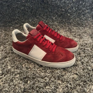 Valentino Flycrew - Tja! Säljer nu dessa sjukt trendiga Valentino Flycrew. Skicket är 7.5/10 och endast 3 nitar saknas. Pris 2799 kr, går såklart att diskutera priset vid snabb affär. Allt på bild medföljer (skor+dustbag). Hör av er vid minsta fundering!