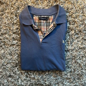 Burberry piké  - Burberry piké | Skick 7/10 | Nypris 3500 + | Mitt pris 549 |  Strl M (passar S) |