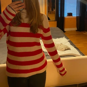 Röd- och vitrandig polotröja från Primark - Säljer en superfin röd- och vitrandig polotröja från Primark i storlek XS. Den är stickad och perfekt för kyliga dagar. Tröjan har långa ärmar och en mysig polokrage. Perfekt för både höst och vinter! 🍂❄️