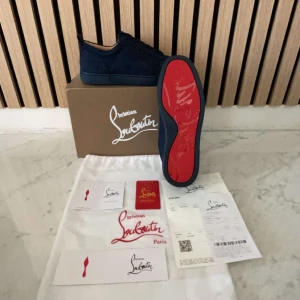 Christian Loubotin Skor - Blåa Christian Loubotins utan spikar. Storlek 43 Helt nyskick och aldrig använda  Skriv för frågor.