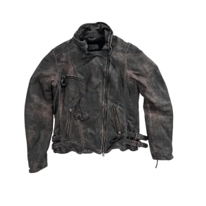 Svart skinnjacka från Anokhi - Säljer denna skinnjackan från Anokhi i storlek 36. Jackan har en vintage look med dragkedja och bältesdetaljer i midjan. Perfekt för höst och vår, och ger en edgy stil till vilken outfit som helst. Passar både till vardags och fest!